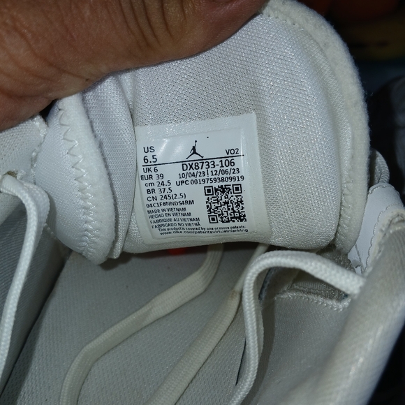 Shoes - Picture 7 of 8